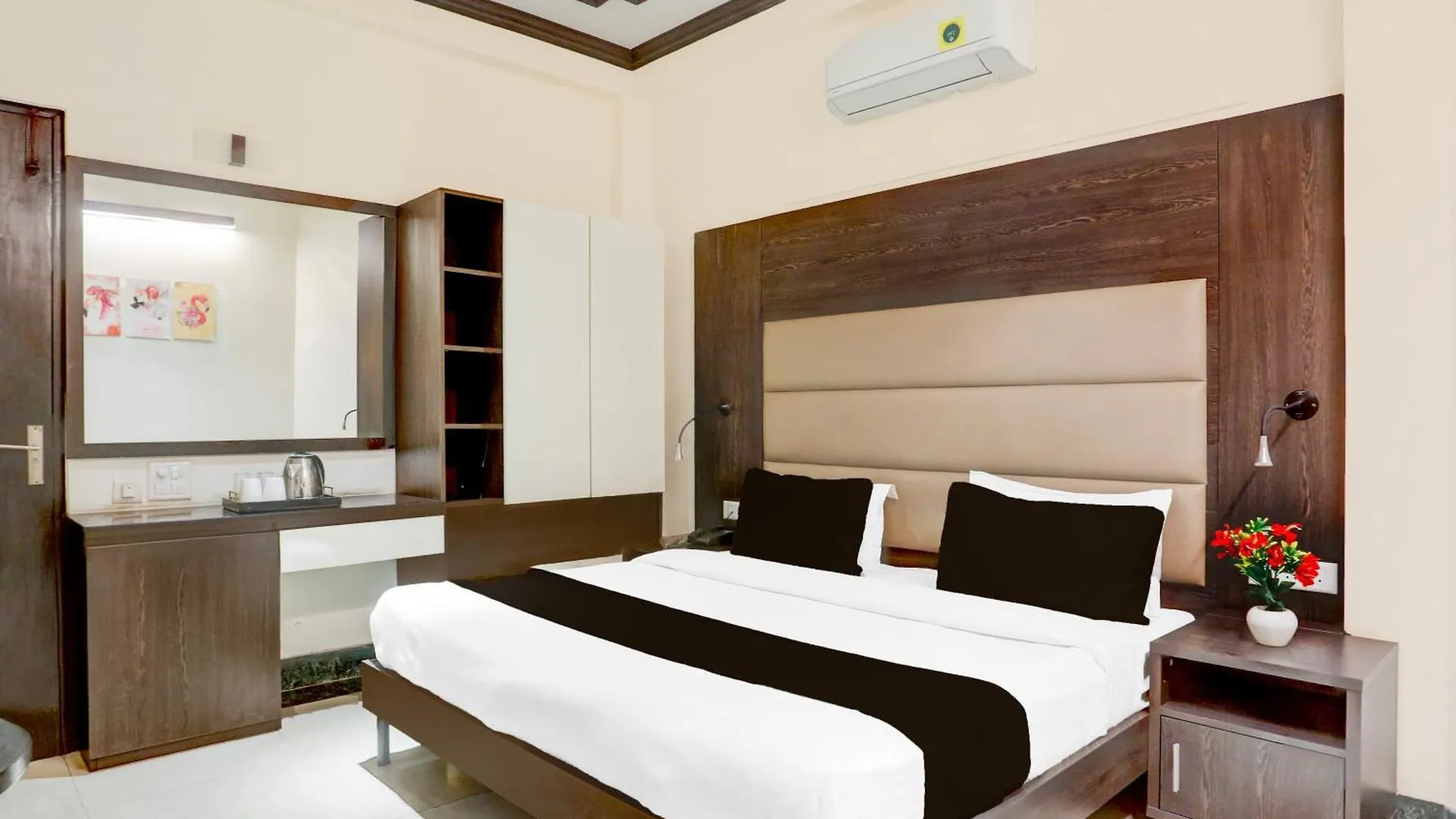 Super Townhouse Sushant Lok Phase 1 Formerly Hotel Neven Gurgáon Indie